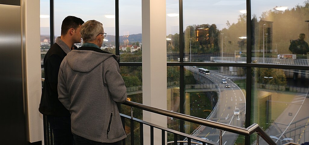 Die Gewerbler besichtigten das Hotel Ibisund warfen einen Blick aus dem Treppenhaus Richtung Neuenhof. (Melanie Bär)
