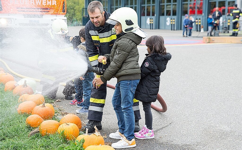 Einmal Feuerwehrmann sein: Kinder konnten am Ferien-Spass die Feuerwehr kennenlernen. (Barbara Scherer)
