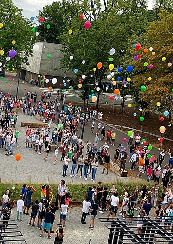 Am Morgen liessen die Schüler <em>Ballone mit ihren Wünschen steigen.(zVg)</em>
