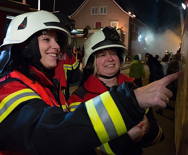 Neun Frauen <em>zählt die Feuerwehr. (bsc)</em>
