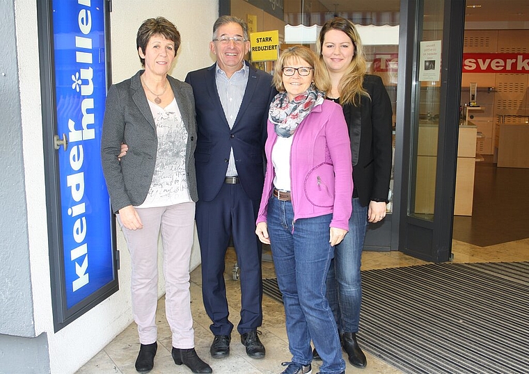Kurt Müller mit seiner Gattin Helga (l.) sowie zwei seiner Mitarbeiterinnen, Monika Lüthy und Franziska Nolle (v.l.).Foto: se