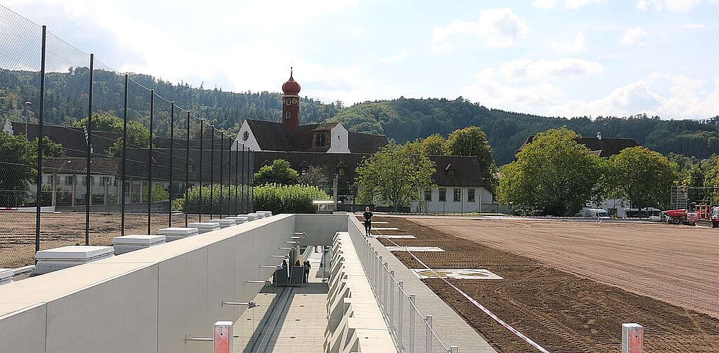 Der Rasen fürs Sportfeld <em>wird noch angesät, darunter befindet sich die unterirdische Sporthalle.Melanie Bär</em>

