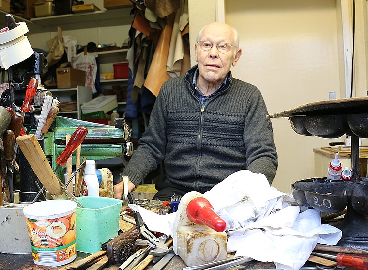 Ernst Häfliger in seiner Werkstatt in Neuenhof, in der er 54 Jahre als Schuhmacher gearbeitet hat.Melanie Bär
