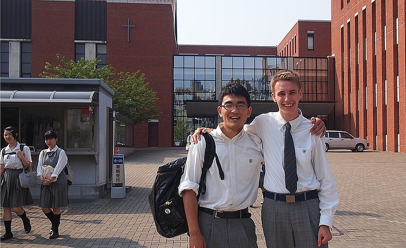 Felix Meierhofer (r.) mit einem Mitschüler vor der japanischen Schule.
