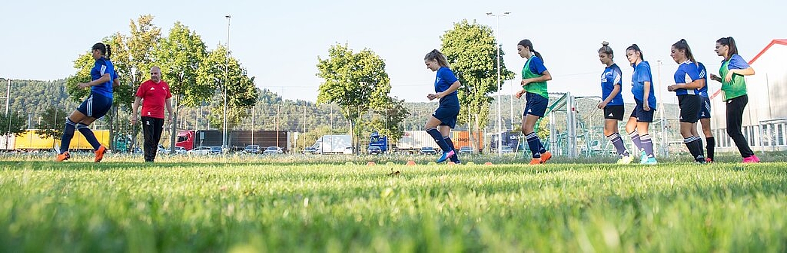 Der FC Spreitenbach <em>will sich mehr auf den Fussballnachwuchs konzentrieren: Hier wärmen sich die Juniorinnen für ein Training auf. Barbara Scherer</em>
