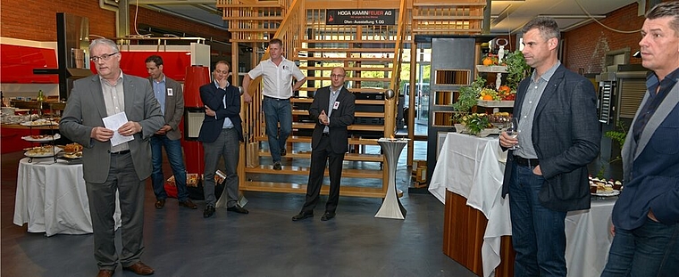 Nach der Eröffnungsrede von Gemeinderat Roland Kuster (l.) und Besitzer der Arredopiù Daniel Studer (M.) wurde die Ausstellung zur Besichtigung freigegeben. Foto: zVg