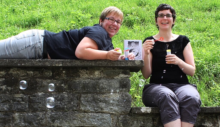 Die beiden Redaktorinnen Susanne Karrer (r.) und Graziella Jämsä lesen und zeichnen im Wiemel. Foto: bär
