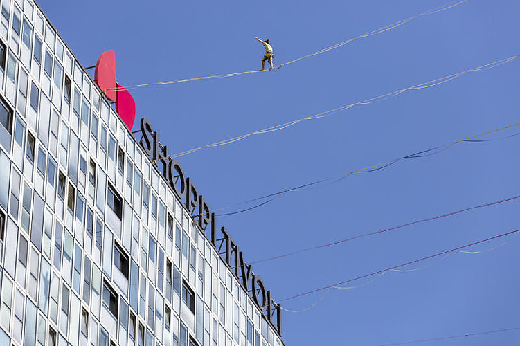 Über den Dächern von Spreitenbach balancierten zwölf Athleten auf dünnen Seilen für den guten Zweck. (Sandra Ardizzone)
