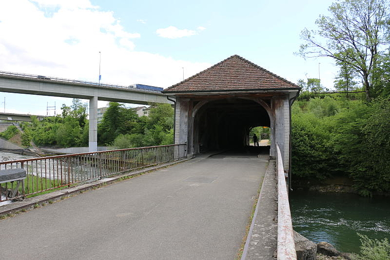 Die alte Holzbrücke verbindet Wettingen und Neuenhof (Melanie Bär).