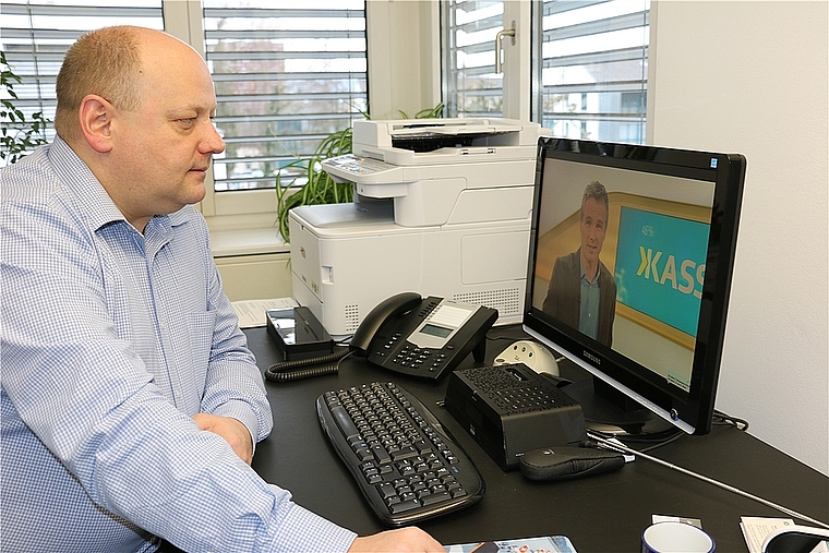 Gemeindepräsident Valentin Schmid schaut sich in seinem Büro nochmals den TV-Bericht an. Foto: bär 