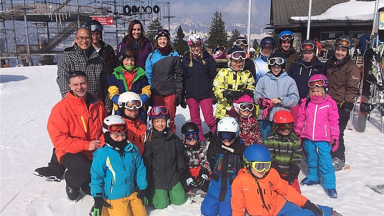 22 Kinder, 6 Leiter und 16 Erwachsene genossen perfekten Schnee und tolles Wetter am Skitag. Foto: zVg 
