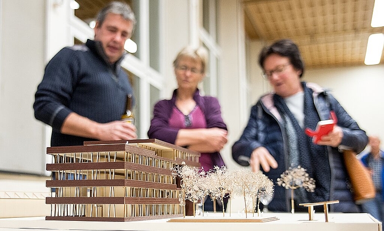 Das Modell des neuen Gemeindehauses hat am Politapéro reges Interesse geweckt. Barbara Scherer