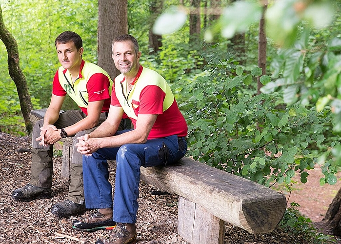 Marcel Wegmann und Roman Gisin (l.) <em>kümmern sich gerne um die Raststätten im Wald. (Barbara Scherer)
