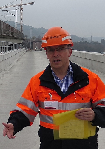 Gesamtprojektleiter der SBB: PeterGebhart führt über die Baustelle.