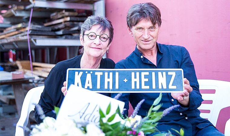 Käthi Häfliger und Heinz Ackle lassen sich nach mehr als 40 Jahren an der Schule Neuenhof pensionieren. bsc
