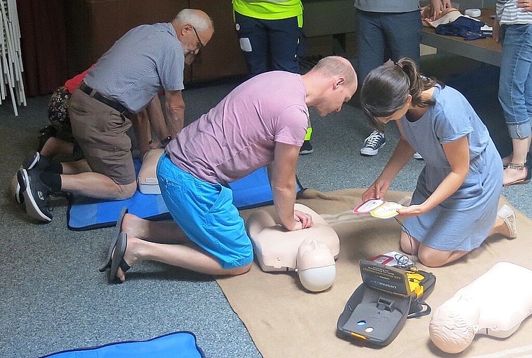 Im Praxisteil wurde auch der Umgang mit einem Defibrillator geübt. Beat Hager