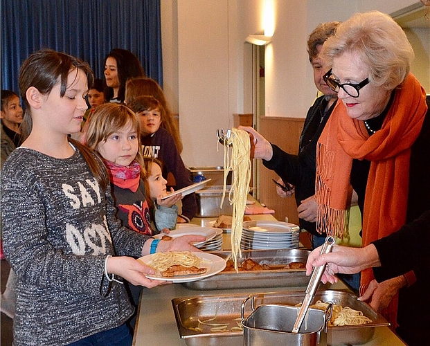 Corinne Amlehn (vorne rechts) schöpft donnerstags das Essen für die Kinder. Fotos: sw
