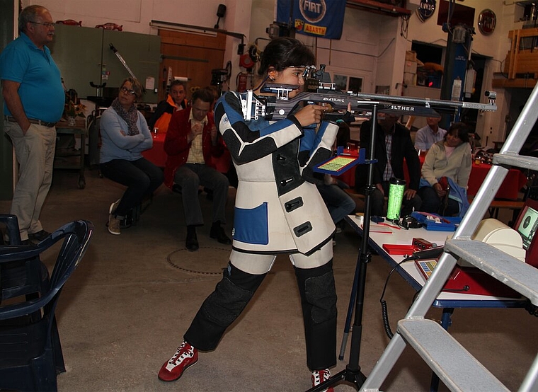 Darunee Frossard zeigt ihr Können mit dem Luftgewehr. Foto: cfr