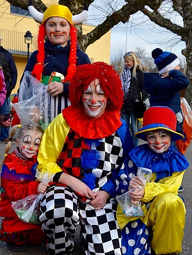 In Clown- und Wikingerkostüm kam Claudia Fiechter mit ihren Kindern Enea, Jannis, und Andrin (v.l.n.r.).