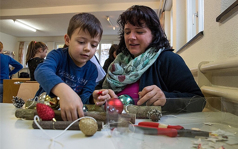 Am Adventsbasteln <em>haben Kinder mit ihren Eltern Türschmuck hergestellt. Barbara Scherer</em>
