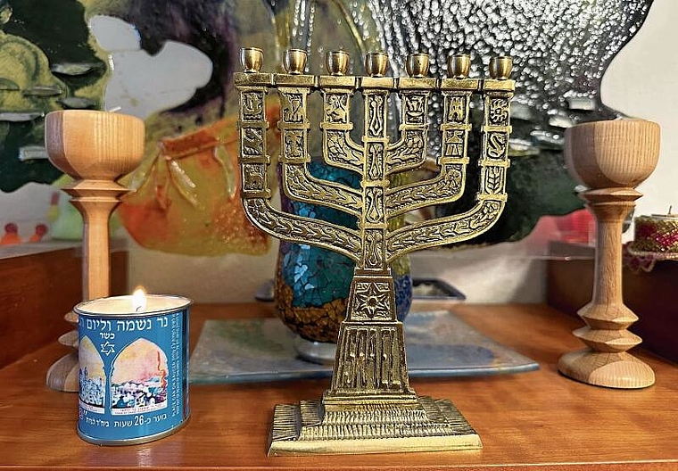Eines der wichtigsten Symbole im Judentum: die siebenarmige Leuchte Menora. Familie Meier hat daneben eine Gedenkkerze für die getöteten Menschen in Israel angezündet. Sibylle Egloff