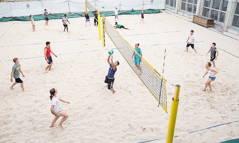 Voller Einsatz auf dem Volleyballfeld: Hier machen Kantischüler mit Flüchtlingen zusammen Sport. Barbara Scherer
