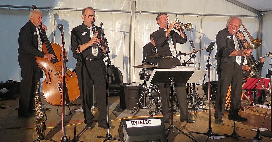 Sorgten für gute Stimmung: <em>Die Wynavalley Oldtime Jazzband heizte am Sommernachtsfest ein. (Muriel Zweifel)</em>
