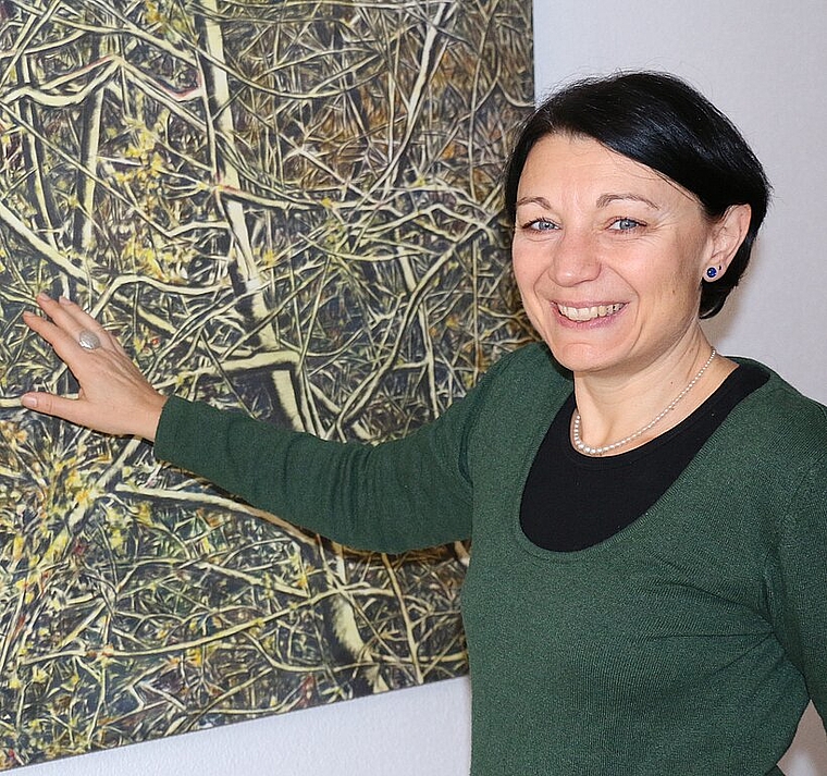 Yvonne Feri in ihrer Wohnung vor dem Gemälde «Gestrüpp» von Ursula Steinacher, das sie zum Abschied geschenkt bekam, «weil es mir so gut gefällt».Foto: bär