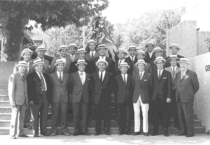 1971: Der damalige Männerchor vor dem Gemeindehaus. zVg