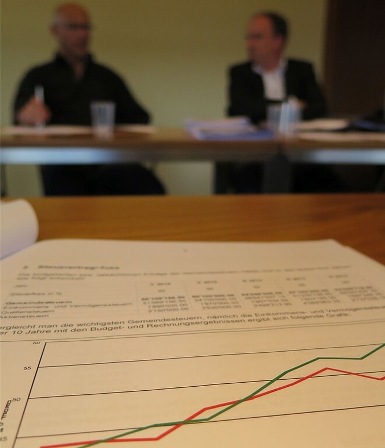 Gemeindeammann Markus Dieth (r.) und Leiter Finanzen Martin Frey präsentierten ein ausgeglichenes Budget 2016. Foto: ska
