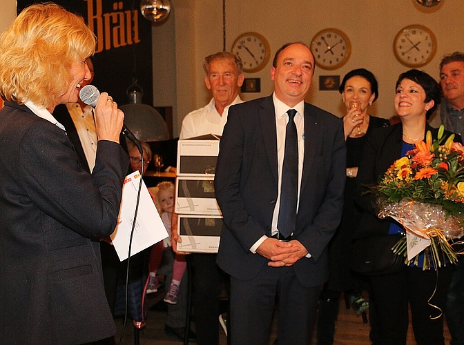 Neuenhofs Gemeindepräsidentin Susanne Voser (l.) überbringt Dieth und seiner Frau Désirée Wein und Glückwünsche von ihr und ihren Mitarbeitenden aus dem Neuenhofer Gemeindehaus.
