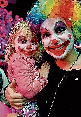 Herrlich geschminkt: Diese zwei Clowns strahlen übers Gesicht. ste