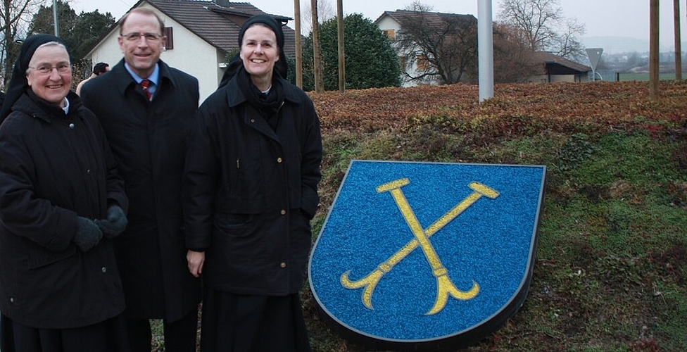 Der Baudirektor Peter C. Beyeler und die Priorin des Klosters Fahr, Irene Gassmann (r.), und Schwester Beatrice Beerli vor «ihrem» Wappen.Foto: bär
