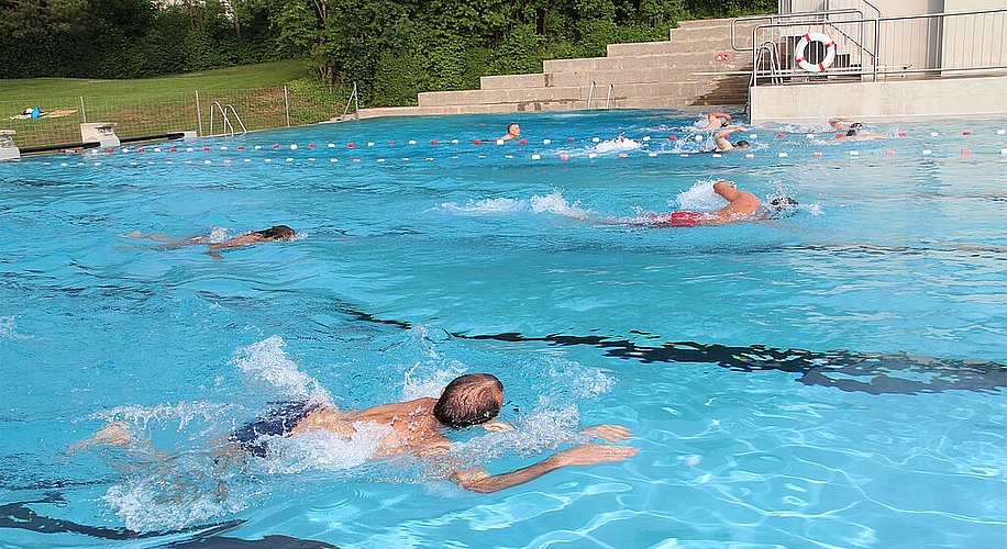 Anschliessend an den Apéro fand das Plausch-Wettschwimmen statt.