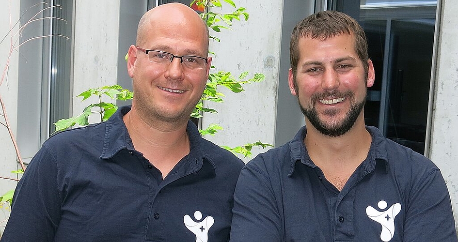 Freuen sich auf das Faustball-Dorfturnier 2016: Simon Huggenberger (OK-Präsident) und Vereinspräsident Pascal Schori (v. l.). Foto: bha