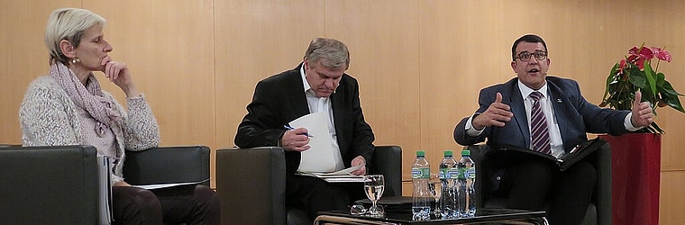 Podium Moderiert von AZ-Redaktor Mathias Küng (Mitte) vertreten Heidi Ammon (pro) und Roger Fricker (kontra) engagiert ihre Positionen.Foto: Mü
