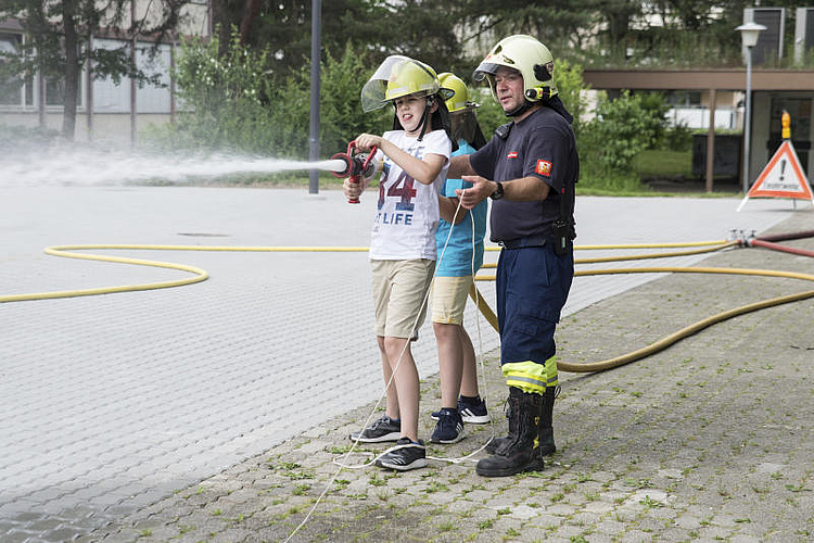 Kinder dürfen selber mal Feuerwehrmann sein.