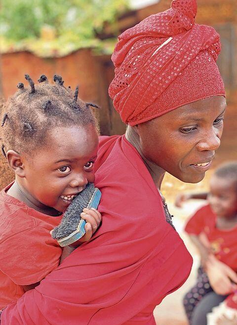 Mama Tendo mit einem ihrer sieben Kinder in Mbiko ... bär