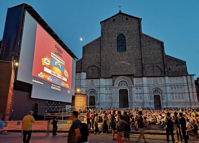 Höhepunkt am Abend: Die Filmvorführung auf der Piazza Maggiore.  Philippe Neidhart
