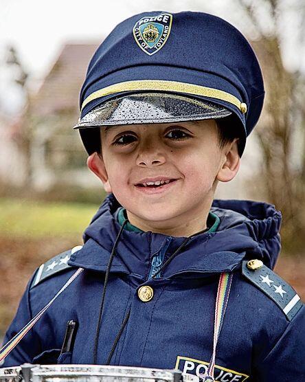 Dieser kleine Polizist hat gut lachen am Umzug durch Spreitenbach. ste