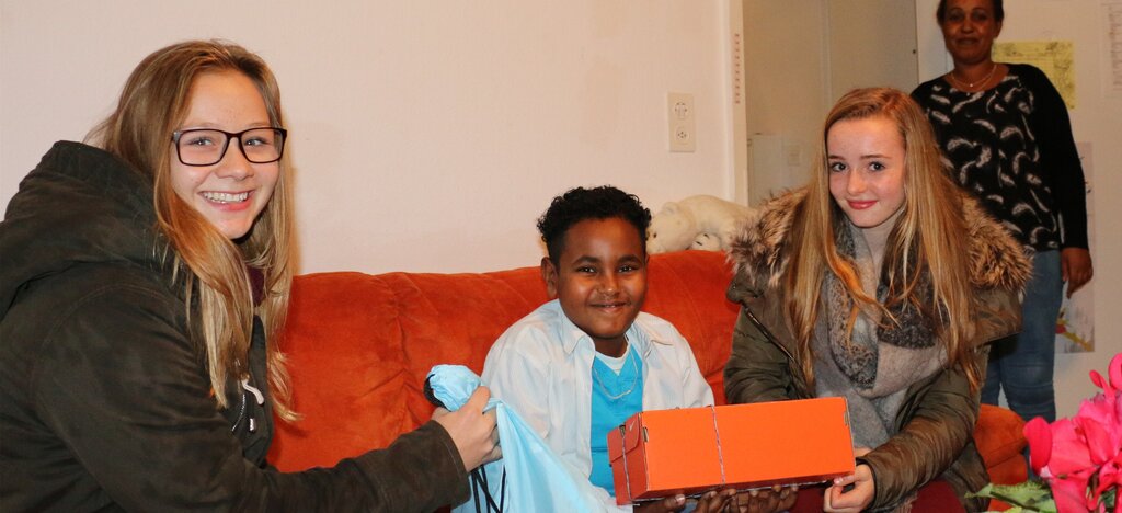 Jrina (l.) und Alina beschenken Sham. Foto: bär
