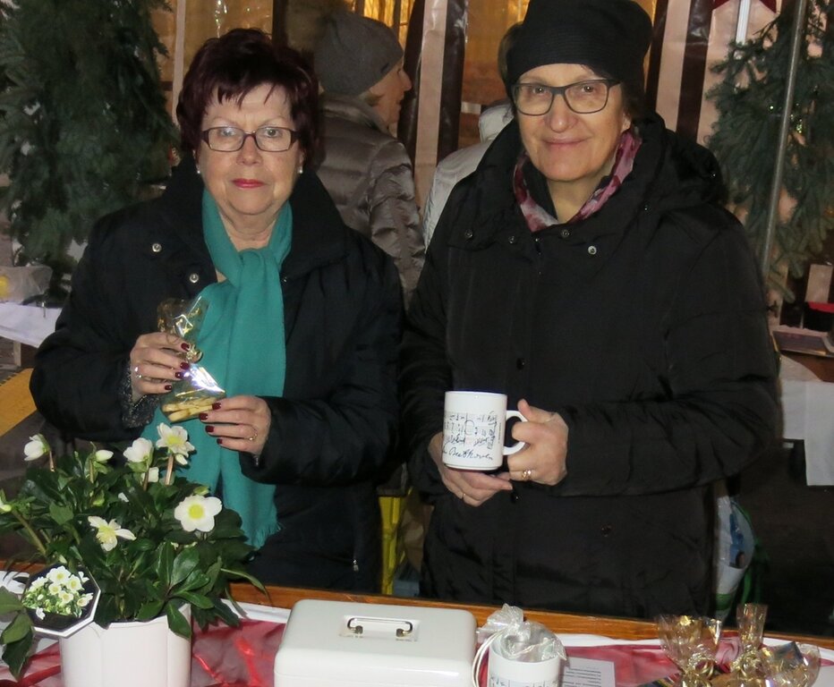 Gebäck und Weihnachtstassen von Verena von Moos (l.) und Annemarie Carnevale vom Kirchenchor St. Sebastian.
