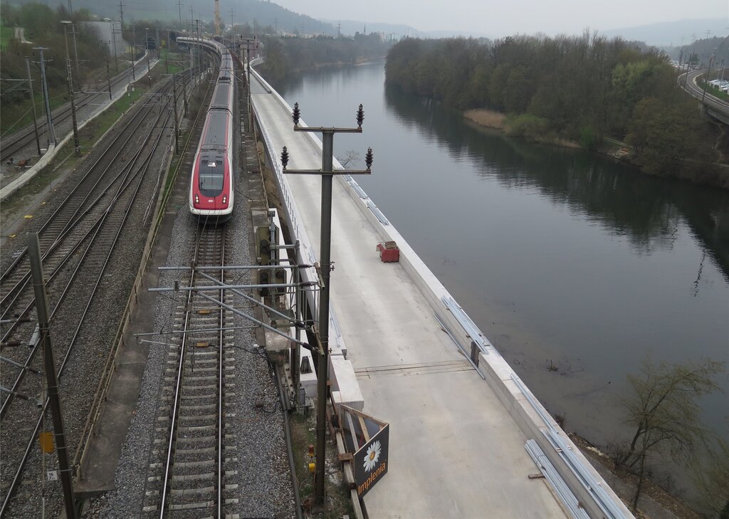 Blick flussabwärts Richtung Neuenhof (v.r.): Limmat, neues Lehnenviadukt, Zug aus dem Heitersberg-Portal, zwei Geleise von Wettingen her. Fotos Mü
