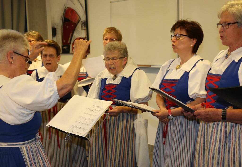 Trachtengruppe-Chor Spreitenbach unterhielt mit einem Liedervortrag. bär