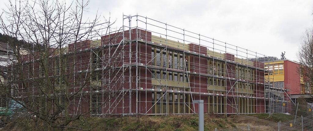 Der Neubau der Schule Killwangen war im Februar 2016 noch eingerüstet. Hier wird die Unterstufe einziehen, im «Altbau» rechts hinten die Mittelstufe. Foto: Archiv Mü