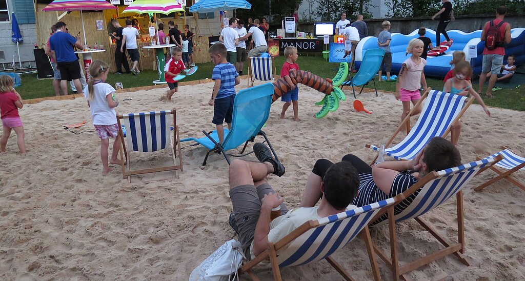 Jubla-Beach Glace und Fun an der Strandbar von Jungwacht/Blauring – manche lassenden Rummel chillend hinter sich. Fotos: Mü
