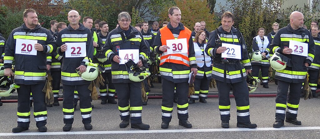 Dienstpflicht erfüllt 158 Feuerwehrjahre gehen in Pension (v.l.): Gfr Erich Weber, Sdt Daniel Wisler, Gfr Karl Weber, Oblt Beat Rütimann, Kpl Leonz Irniger, Oblt Urs Fischer.
