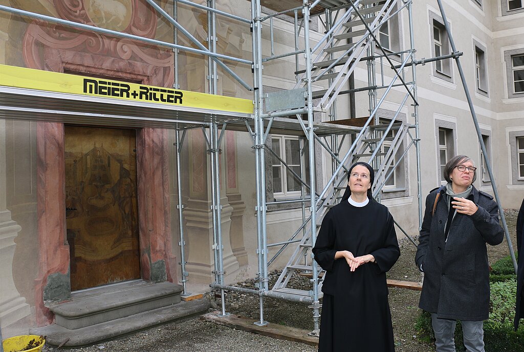 Priorin Irene Gassmann und die stellvertretende Denkmalpflegerin Isabel Haupt auf dem Rundgang. Fotos: bär
