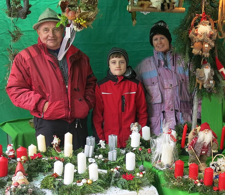 Max, Sven und Priska Tschumper boten Weihnachtsdekorationen und Felltiere an.
