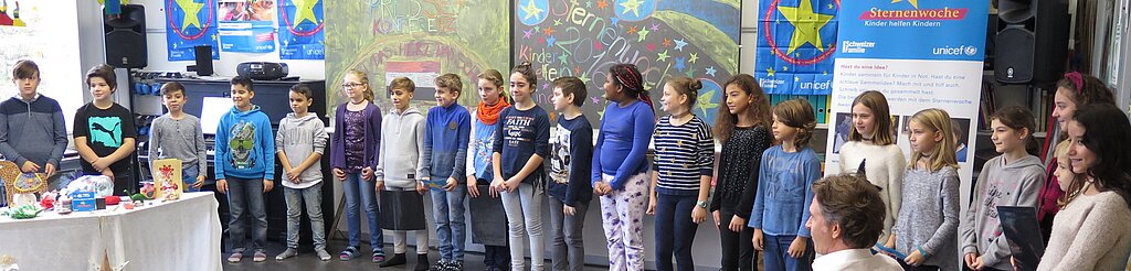 Die Viertklässler der 4b aus dem Schulhaus Altenburg haben ihr Klassenzimmer in einen Pressekonferenzraum verwandelt und präsentieren ihr Sternenwoche-Projekt. Fotos: Mü
